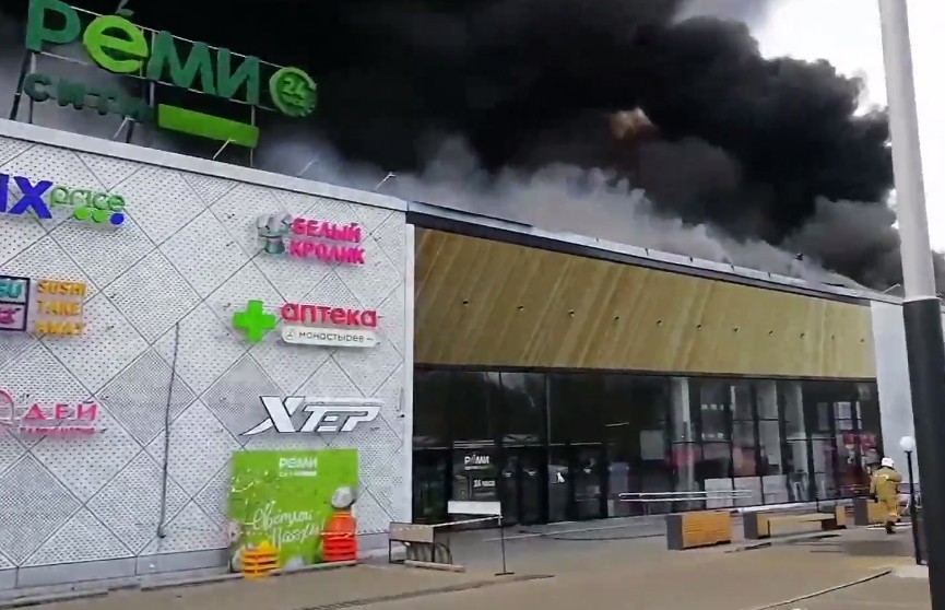 Серьезный пожар произошел в одном из торговых центров Хабаровска (ВИДЕО)