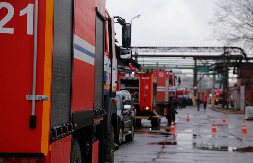 Сразу 17 единиц техники МЧС тушили горящую крышу завода в Минске
