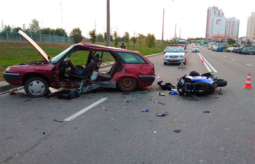 В Гродно легковушка столкнулась с мотоциклом: чтобы достать водителя, понадобилась помощь спасателей
