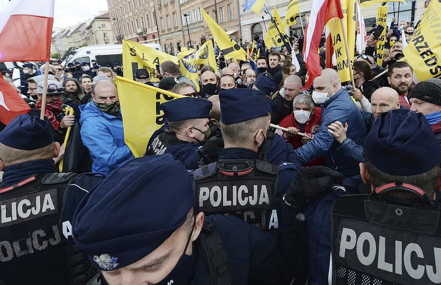 Столкновения с полицией в Польше: женщины против запрета абортов, фермеры – на грани разорения