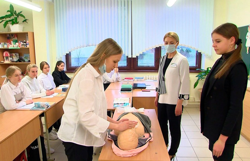 Как оказывать первую помощь пострадавшим, рассказывают на занятиях по медподготовке в школе