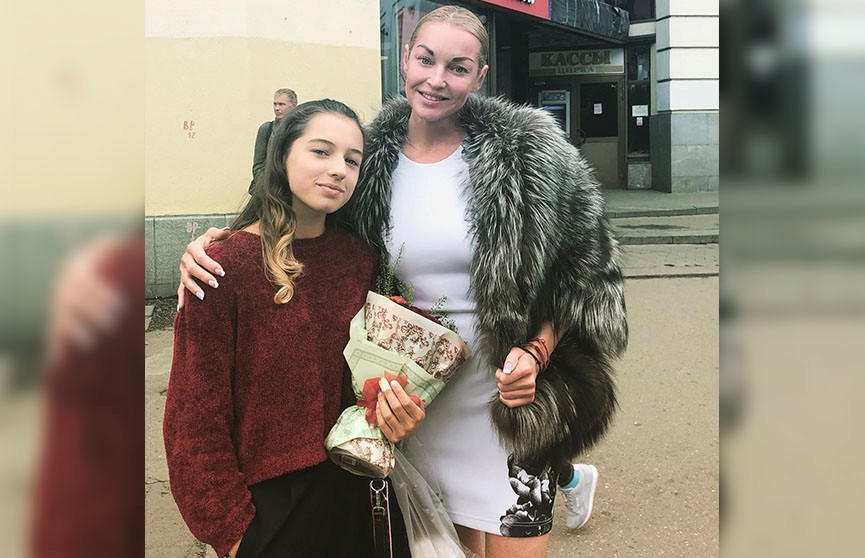Волочкова удивила своих фанатов: королева шпагатов разгуливала в шубе летом