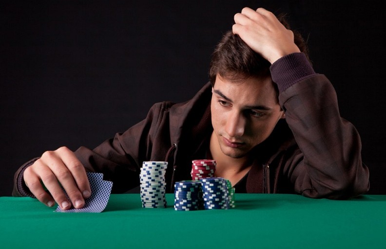 Человек проиграл в казино первое казино красноярска