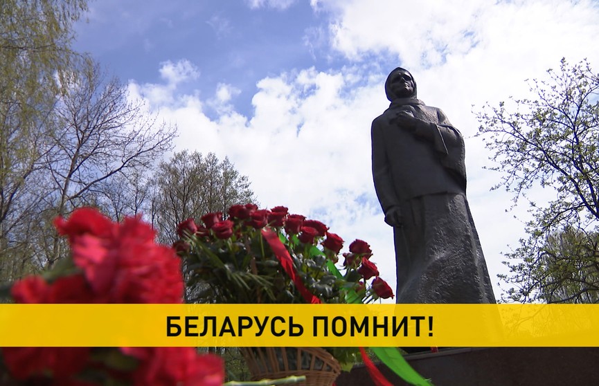 Делегации по всей Беларуси возлагают цветы к памятникам и мемориалам