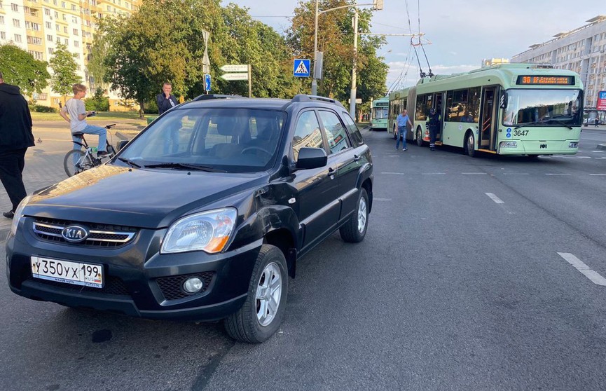 В Минске легковушка не уступила дорогу троллейбусу: в больницу попала пенсионерка