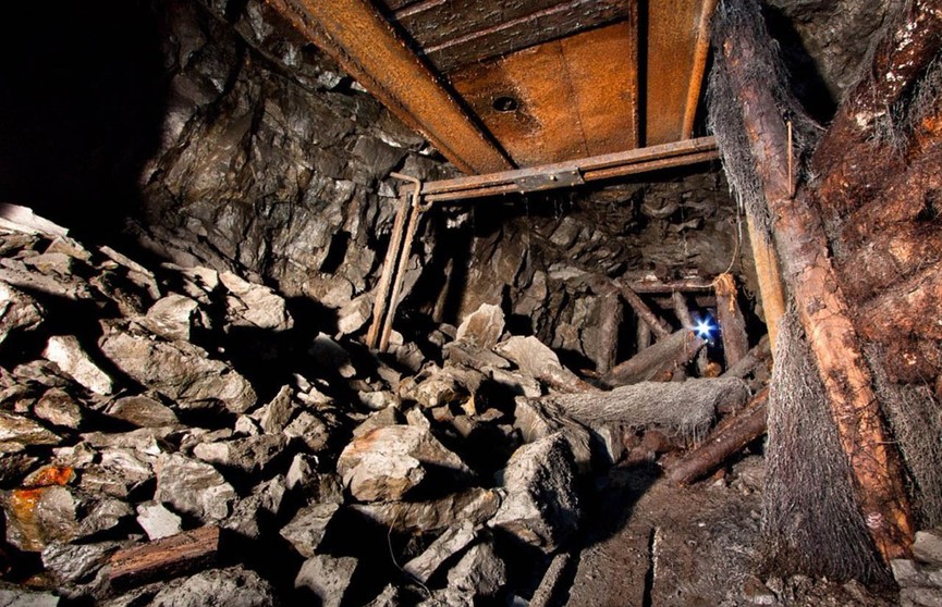 При обрушении шахты в Индонезии погибли 5 человек