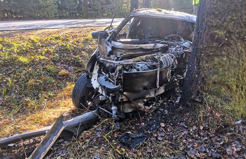 В Свислочском районе Chevrolet врезался в дерево и загорелся – водитель погиб