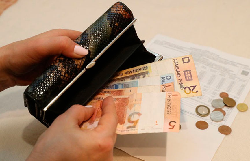 В августе белорусы продали валюты больше, чем купили