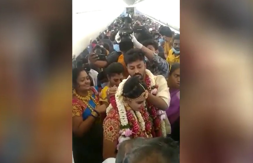 Пара из Индии устроила свадьбу на борту самолета: теперь на них подали жалобу