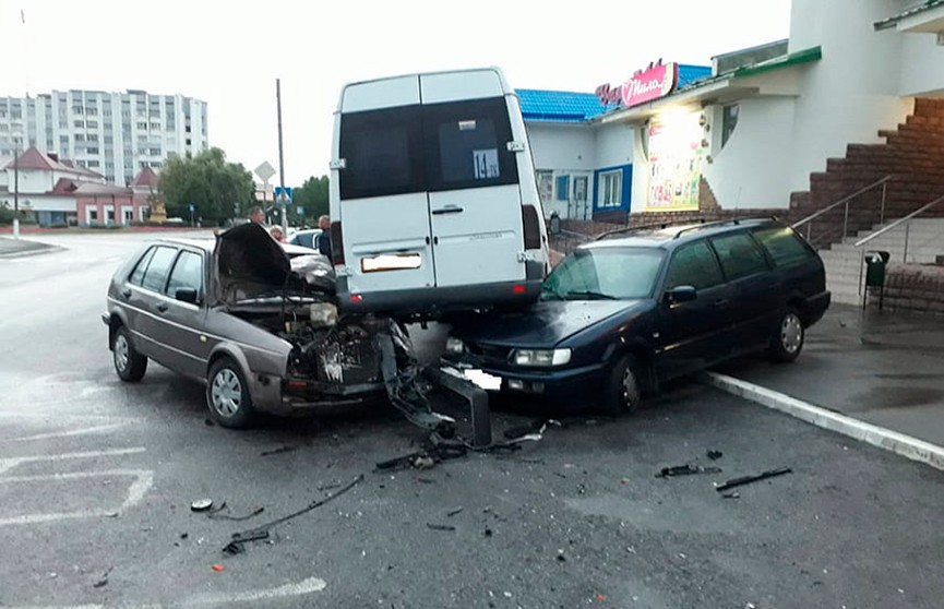 В Мозыре маршрутка «запрыгнула» сразу на две легковушки