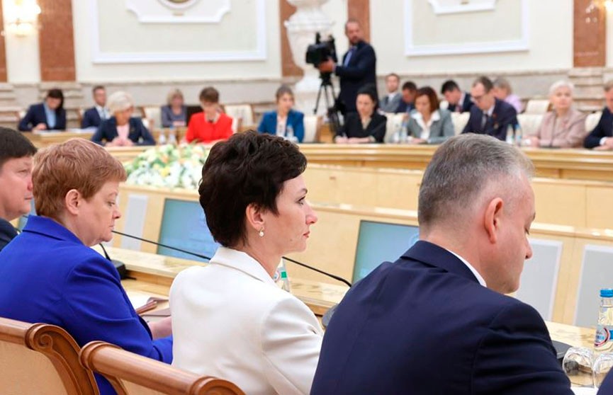 Лукашенко потребовал от губернаторов участвовать в решении проблем образования