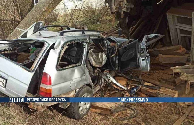 Автоледи протаранила дом в Новогрудском районе, погибли два человека