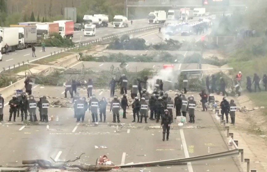 Каталонские демонстранты заблокировали магистраль на границе с Францией
