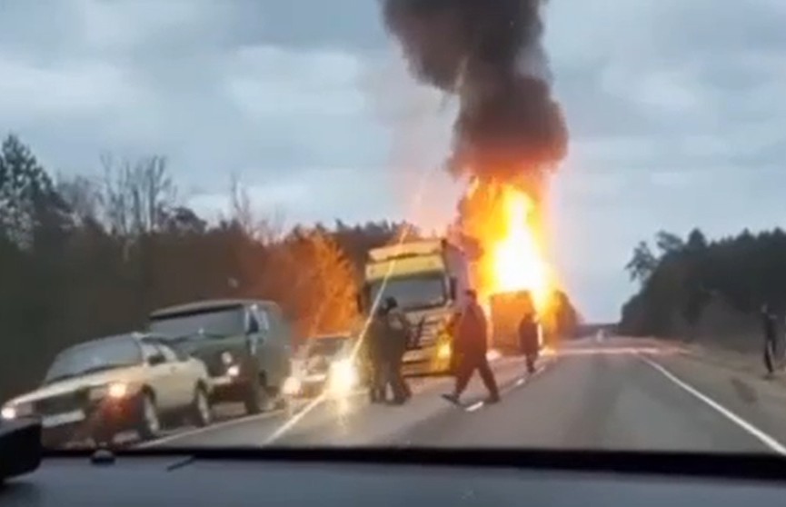 Прицеп фуры загорелся на дороге в Ивацевичском районе: в МЧС призвали не выбрасывать окурки в окно!