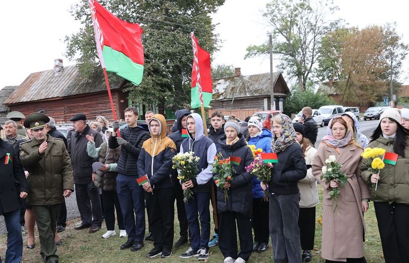 В Гомельской области прошла церемония захоронения останков трех красноармейцев