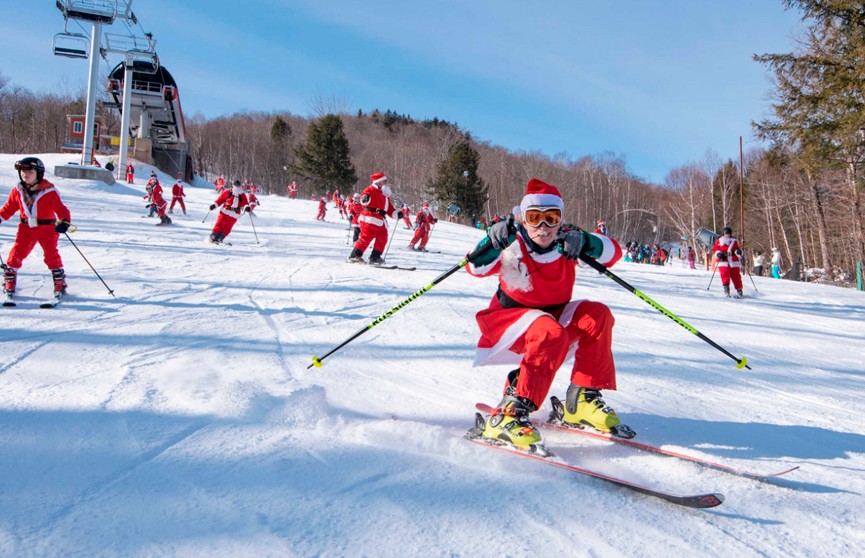 В США сотни горнолыжников на один день стали Санта-Клаусами
