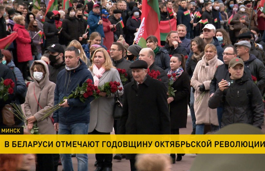 В 103-ю годовщину Октябрьской революции в Минске возложили венки и цветы к памятнику Ленину