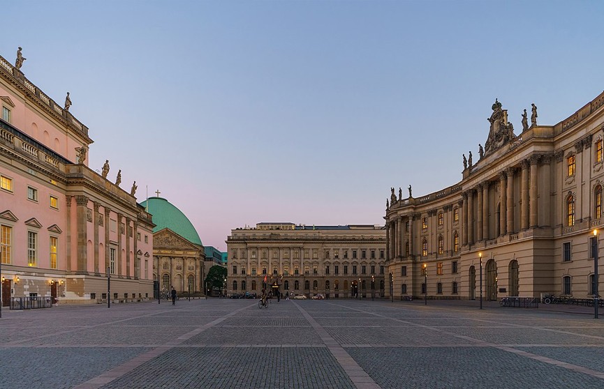 Знаменитую площадь Берлина хотя переименовать, назвав в честь Зеленского