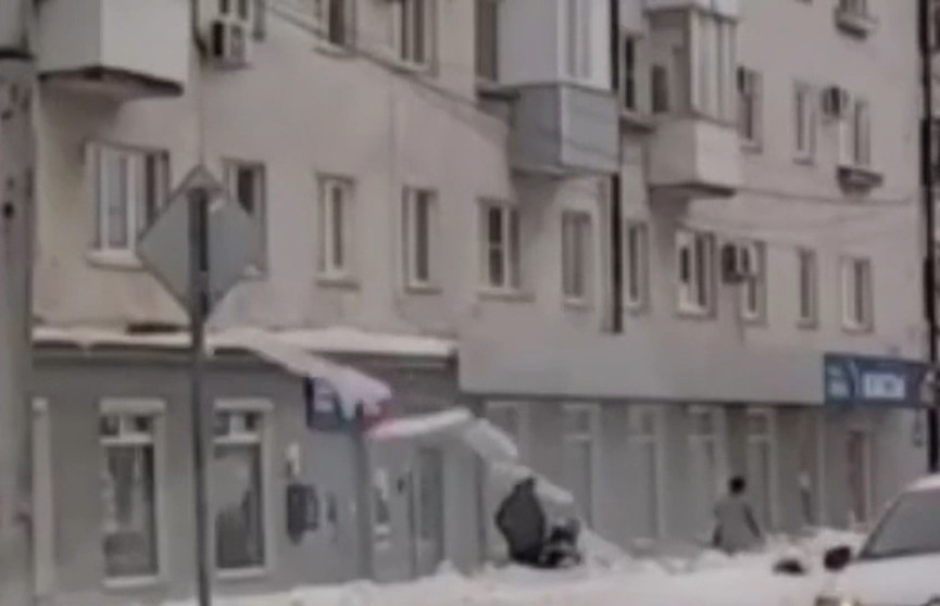 В Великом Новгороде на женщину с детской коляской упала ледяная глыба
