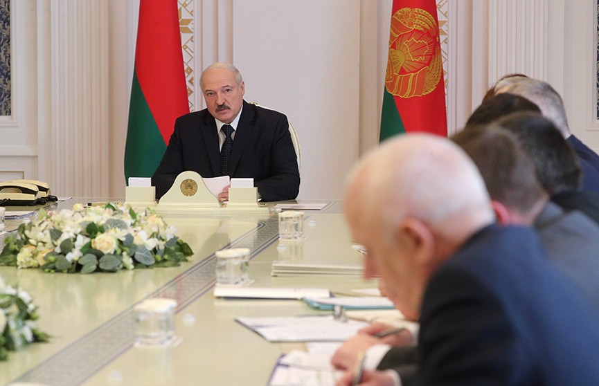 Лукашенко предупредил правительство: если не решите проблемы с наличием масок, вместо вас будут работать другие