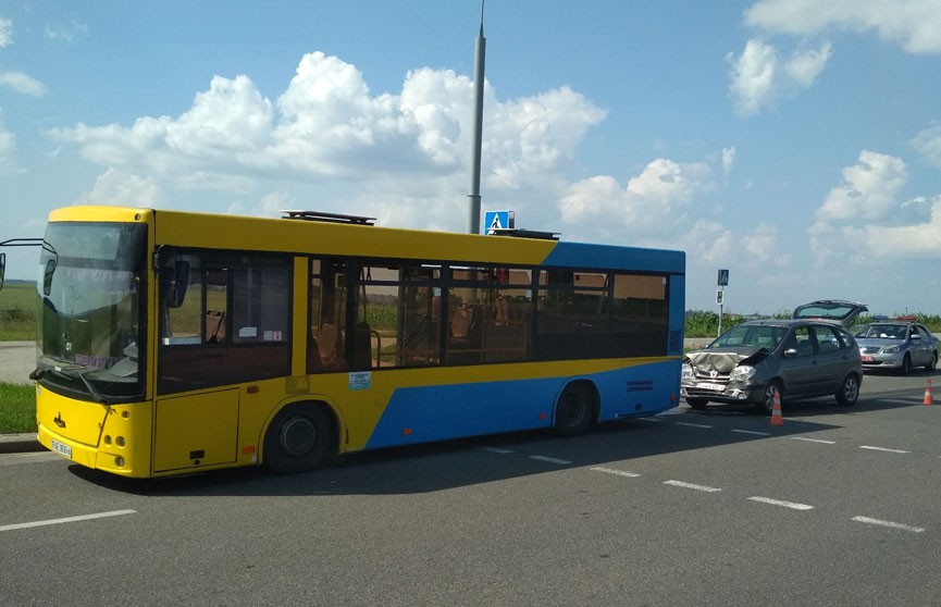 В Гродно легковушка врезалась в автобус: пострадал ребёнок