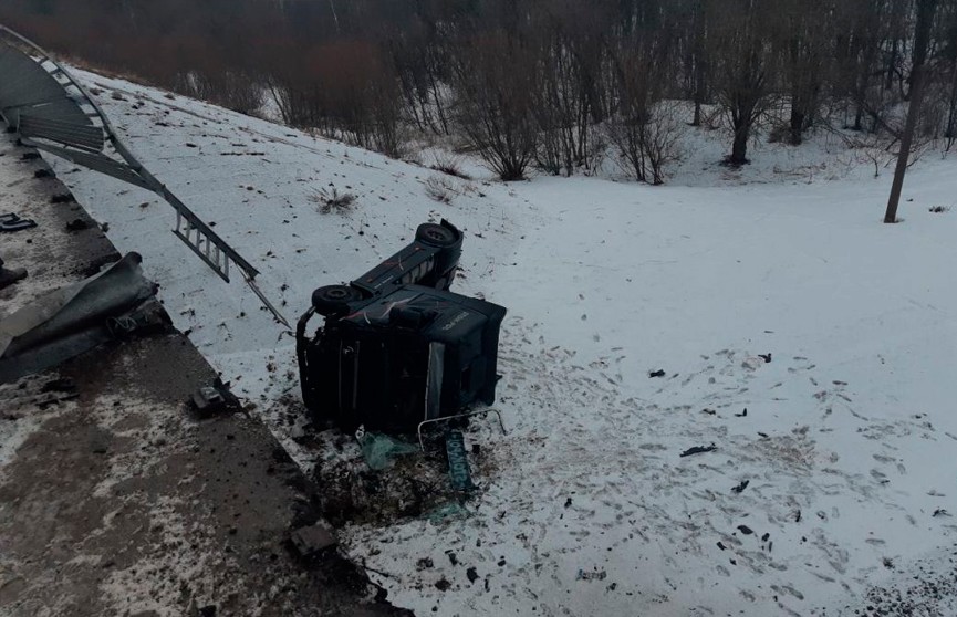 Тягач упал с моста на железнодорожные пути в Оршанском районе