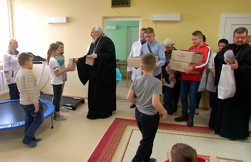 Архиепископ Гомельский и Жлобинский Стефан посетил детскую поликлинику и преподнес рождественские подарки малышам и медперсоналу