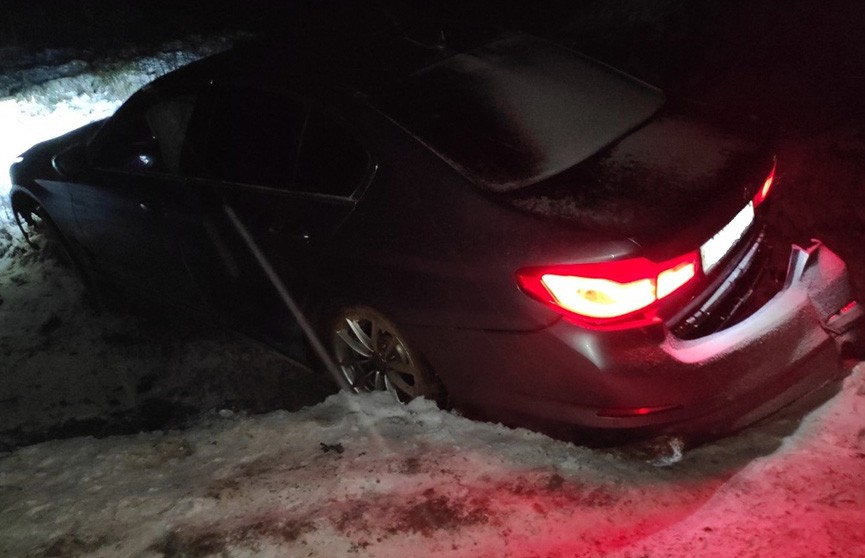 Москвичи на BMW попали в ДТП в Лидском районе: одного из пассажиров госпитализировали
