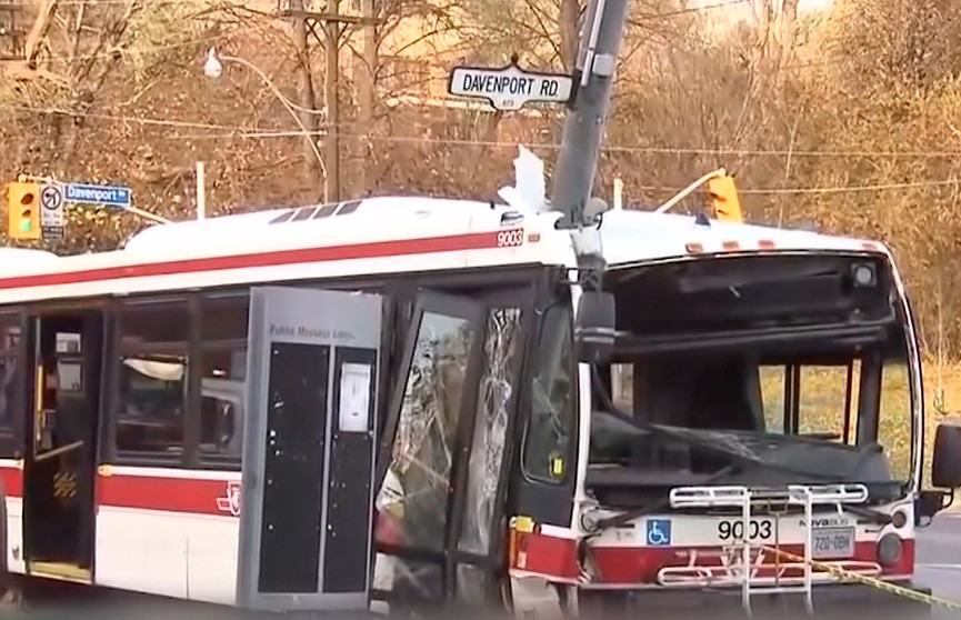 Автобус влетел в столб в Торонто: 25 пострадавших