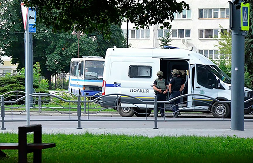 На месте захвата автобуса в Луцке прогремели взрывы