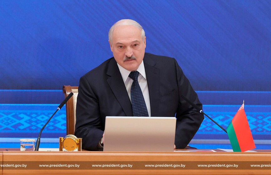 Надо быть очень осторожными, оплевывая те или иные страницы истории – Лукашенко