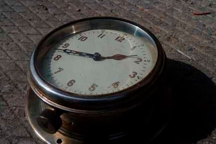 Мужчина нашёл радиоактивные корабельные часы и принёс их спасателям в Миорах