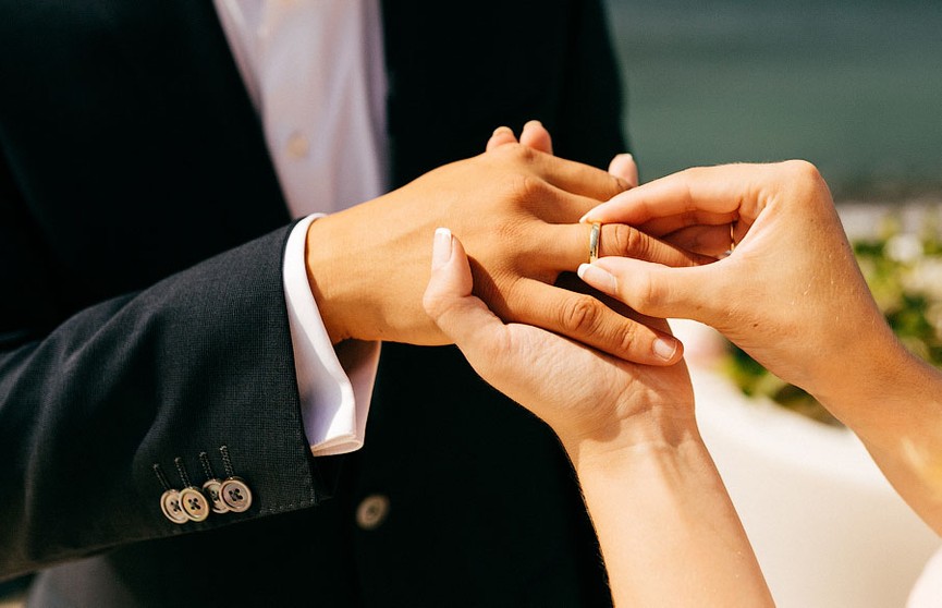 «Ты женишься на мне?»: девушка подарила возлюбленному иномарку и дом ради замужества