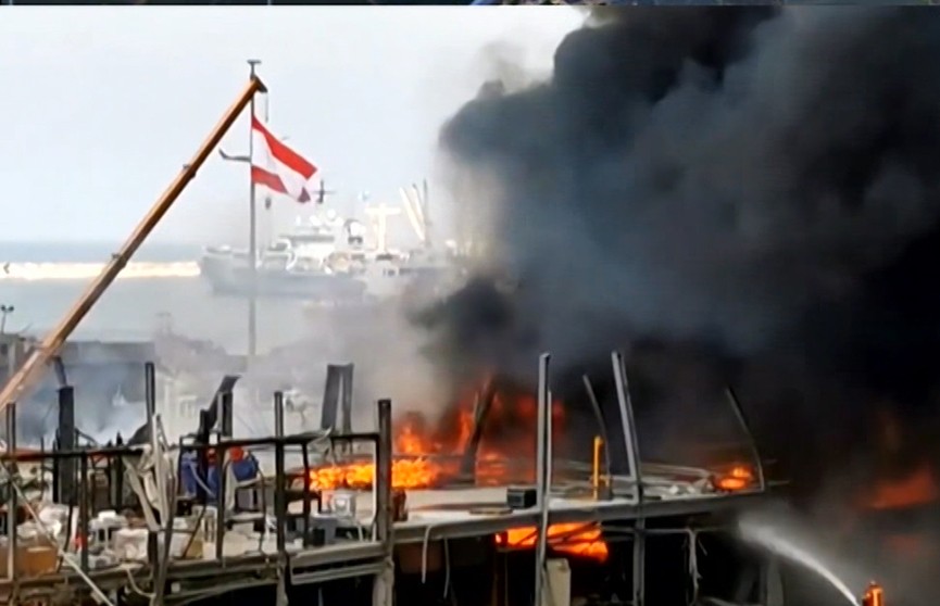 В порту Бейрута вновь вспыхнул мощный пожар