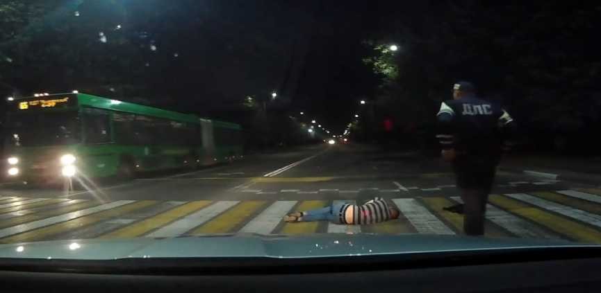 Мужчина спал прямо на пешеходном переходе на проезжей части в Солигорске (ВИДЕО)