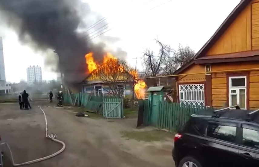 Утро началось не с кофе. С разницей в час загорелись два дома в Минске