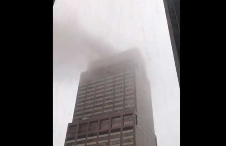 Вертолет упал на крышу небоскреба в центре Нью-Йорка