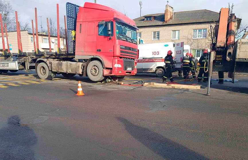 В Барановичах лесовоз насмерть сбил пожилую женщину