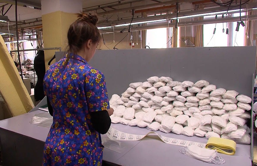 Бобруйская швейная фабрика «Славянка» шьет 120 тысяч медицинских масок в сутки