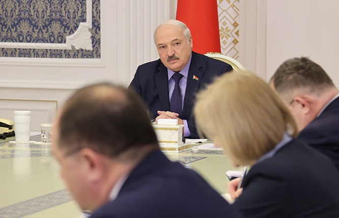 Лукашенко потребовал ускорить строительство белорусских портов в России