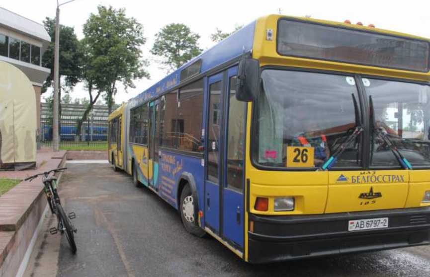 Автобус несколько метров протащил по земле зажатую в дверях женщину в Витебске