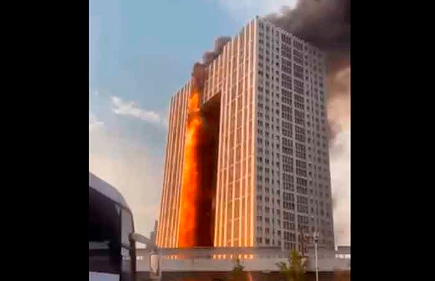 В Китае горит небоскреб