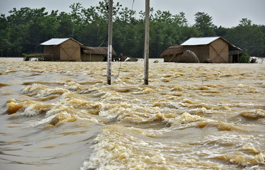 Тысячи человек эвакуируют в Камбодже из-за сильного наводнения
