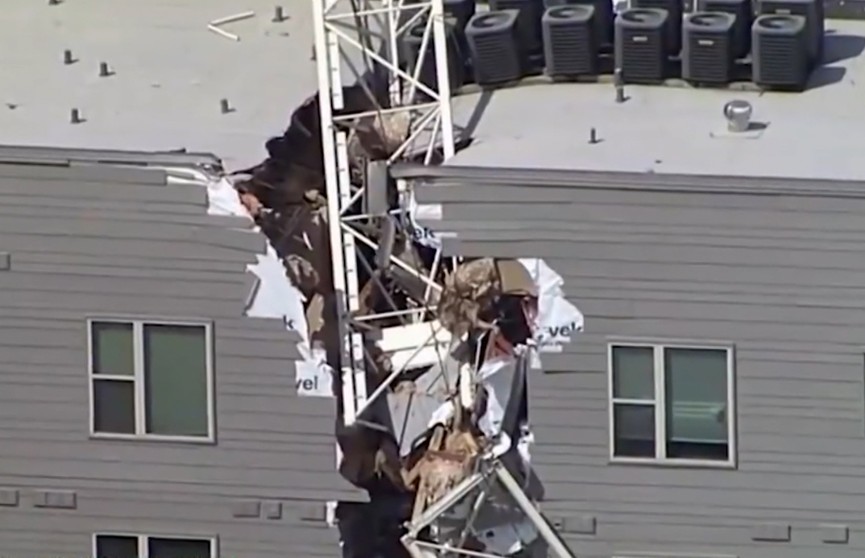 Шокирующие кадры из Далласа: строительный кран рухнул на жилой дом и пробил его насквозь