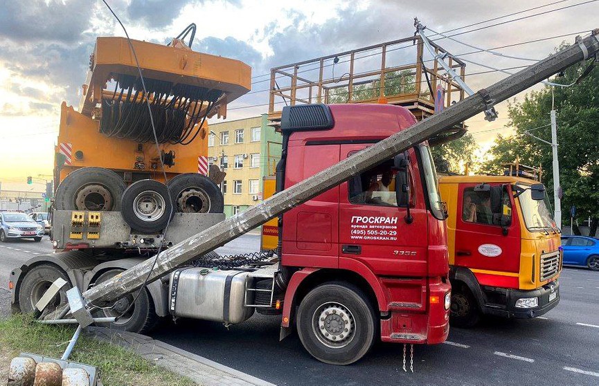 В Минске водитель фуры не учел габариты своего транспорта и попал в аварию