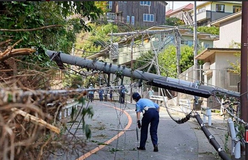 Тайфун в Японии: женщину бросило порывом ветра в стену, она погибла