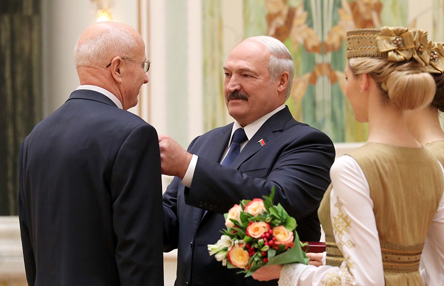 «Высокие результаты вызывают чувство искренней гордости за наш народ»: Александр Лукашенко вручил государственные награды