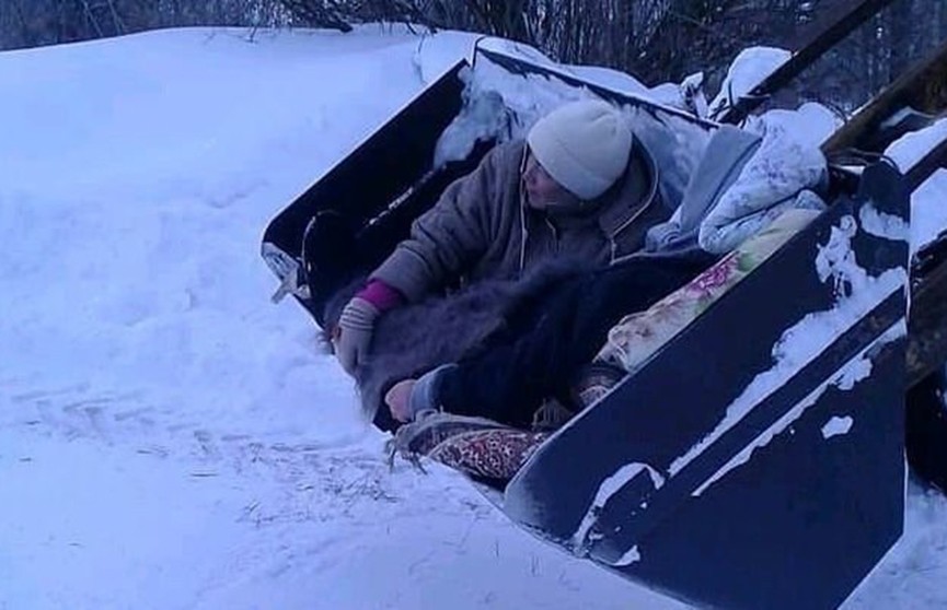 В Татарстане «скорая» не смогла подъехать к дому больной женщины из-за заметённой дороги. К машине её доставили в ковше трактора