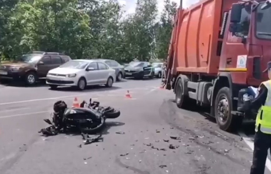 Девушка на мотоцикле попала в ДТП с мусоровозом в Минске