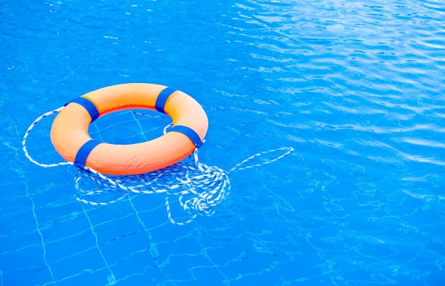 9-летняя девочка спасла тонущего ребёнка, который пролежал на дне бассейна около 3 минут (ВИДЕО)